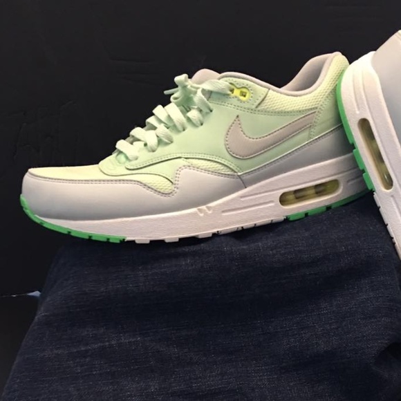 Men's Nike Air Max Essential - Picture 2 of 4